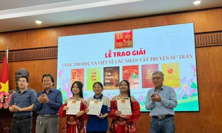 Nhà thơ Trần Thanh Cảnh (bìa phải) trao giải cho những người tham gia cuộc thi tìm hiểu tác phẩm của ông. Ảnh: NVCC