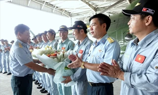 Chỉ huy Sư đoàn Không quân 371 và Trung đoàn 916 đón chào các đồng đội từ Trung đoàn 917 (Sư đoàn Không quân 370) tới hội quân tại sân bay Hòa Lạc. ẢNH: NGUYỄN MINH