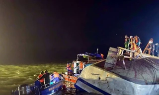 Lực lượng chức năng tổ chức tìm kiếm các nạn nhân của vụ lật tàu trên Vịnh Hạ Long. Ảnh: Thanh Vân