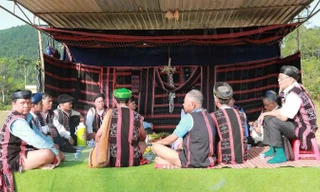 Các già làng trong Lễ Prơngooch gắn kết