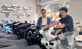 Khách hàng tham khảo các mẫu xe điện tại TPHCM. Ảnh: U.P