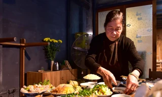 Bên cạnh nghề gốm, Bát Tràng còn gìn giữ một nét văn hóa tinh thần đặc biệt: cỗ truyền thống trong các dịp lễ, tết, giỗ chạp và sự kiện cộng đồng