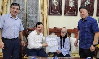 Lãnh đạo phường Văn Miếu - Quốc Tử Giám thăm, tặng quà gia đình có công