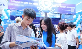 Thí sinh tìm hiểu thông tin đăng kí nguyện vọng xét tuyển ÐH năm 2025. Ảnh: Nam Trần