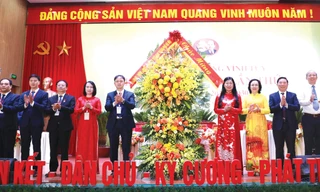 Chủ tịch Ủy ban MTTQ Việt Nam TP Hà Nội Nguyễn Lan Hương tặng hoa, chúc mừng Đại hội Đảng bộ phường Vĩnh Tuy lần thứ nhất. Ảnh: Hiểu Minh