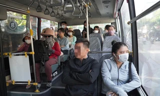 Cán bộ, công chức, viên chức ngồi xe buýt gần 2 tiếng đồng hồ để đến nơi làm việc. Ảnh: Thanh Hiền