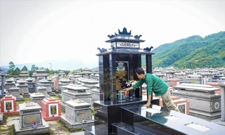 Võ Văn Siêu chăm sóc và dọn dẹp hàng nghìn phần mộ của những người đã khuất