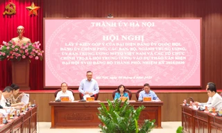 Thường trực Thành ủy Hà Nội chủ trì hội nghị lấy ý kiến góp ý vào dự thảo văn kiện trình Đại hội Đảng bộ thành phố Hà Nội lần thứ XVIII. Ảnh: Viết Thành