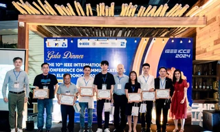 TS. Vũ Thái Học (thứ 2, từ trái qua) nhận giải bài báo khoa học xuất sắc tại hội nghị quốc tế lần thứ 10 về điện tử và truyền thông năm 2024, tại TP Đà Nẵng