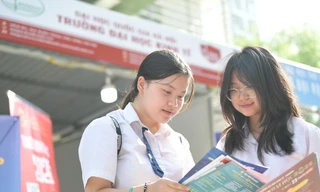 Thí sinh tìm hiểu thông tin tuyển sinh năm 2025. Ảnh: DƯƠNG TRIỀU