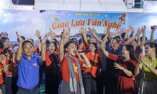  Các bạn trẻ trước giờ khởi hành cùng tàu Trường Sa 571