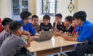 Các bạn sinh viên tình nguyện dạy các em nhỏ về AI tại lớp “Bình dân học vụ số” ở nhà văn hoá xóm Nà Canh, xã Dân Tiến, tỉnh Thái Nguyên