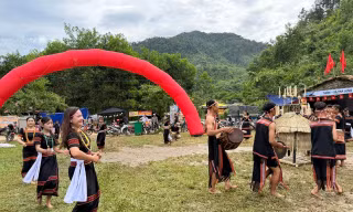 Trà Leng vào hội 