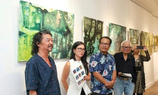 Nhà thơ, họa sĩ Huỳnh Lê Nhật Tấn (bìa trái) cùng bạn bè văn nghệ trong buổi khai mạc triển lãm