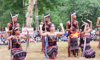 Trẻ em Cơ Tu tham gia biểu diễn trong lễ hội truyền thống. Ảnh: Nguyễn Thành