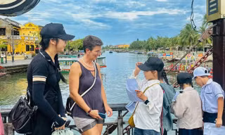 Các em được tham gia trải nghiệm tại nhiều điểm du lịch văn hóa - lịch sử của Hội An. Ảnh: Giang Thanh
