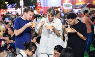 Du khách quốc tế thưởng thức phở ngay tại không gian Ngày của Phở