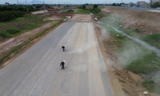 Công nhân thổi bụi tại dự án đường Vành đai 4, Hà Nội