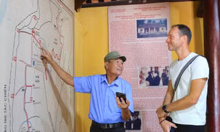 Truyền lửa trong lòng địa đạo 