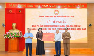 Bà Nguyễn Thị Hồng, Ủy viên Trung ương Ðảng, Thống đốc NHNN Việt Nam trao 82 tỷ đồng đóng góp của công đoàn viên, người lao động ngành ngân hàng cho ông Ðỗ Văn Chiến, Ủy viên Bộ Chính trị, Bí thư Trung ương Ðảng, Chủ tịch Ủy ban TWMTTQ Việt Nam.