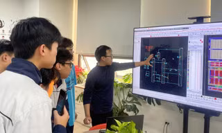 Thí sinh trải nghiệm khoa học công nghệ tại ngày hội tuyển sinh Ảnh: DƯƠNG TRIỀU