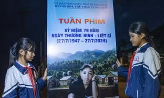 Các em học sinh dân tộc H’rê ở xã Đặng Thùy Trâm đón xem phim về bác sĩ Đặng Thùy Trâm Ảnh: Lê Văn Chương 