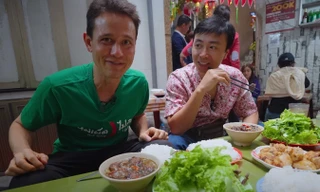 Thước phim về bún chả của Mark Wiens đã thu hút hàng triệu lượt xem, trở thành cẩm nang du lịch của nhiều du khách