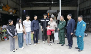 Đại diện chính quyền và cơ quan quân sự địa phương tới thăm hỏi, động viên gia đình tân binh Vũ Văn Giáp (đứng thứ 5 từ trái qua) ở thôn Hòn Tròn, xã Nam Dương, tỉnh Bắc Ninh ẢNH: CTV 