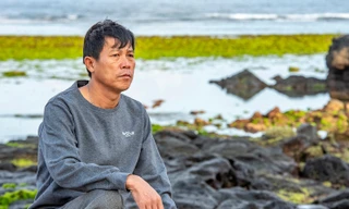 Bộ xương cá voi khổng lồ như khủng long được bảo quản tại đảo Lý Sơn. Theo tín ngưỡng dân gian, ngư dân gọi là Cá Ông, Đức Ngư, Thần Nam Hải đại tướng quân Ảnh: Lê Văn Chương