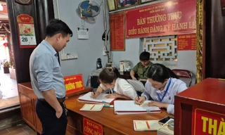  Người dân khi nộp tiền công đức được ghi lại họ tên, năm sinh, địa chỉ và số tiền ủng hộ