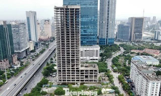 Nghị quyết 79 yêu cầu cương quyết thu hồi đất bỏ hoang, sử dụng sai mục đích, lãng phí. Trong ảnh: Dự án xây dựng “Trung tâm Điều hành và giao dịch VICEM” trên đất vàng Hà Nội do Tổng công ty Xi măng Việt Nam (Vicem) làm chủ đầu tư bỏ hoang cả thập kỷ, gây lãng phí