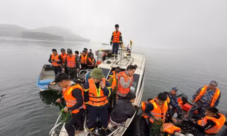 Lực lượng thợ lặn tìm kiếm nạn nhân mất tích