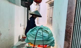 Nhóm lao động tự do tại gầm cầu vượt dốc Bưởi, Hà Nội ào ra khi có người đến thuê mướnẢnh: LƯU TRINH