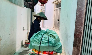 Nhóm lao động tự do tại gầm cầu vượt dốc Bưởi, Hà Nội ào ra khi có người đến thuê mướnẢnh: LƯU TRINH