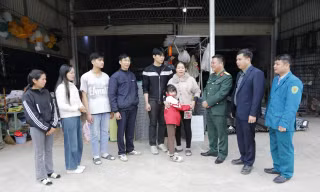 Đại diện chính quyền và cơ quan quân sự địa phương tới thăm hỏi, động viên gia đình tân binh Vũ Văn Giáp (đứng thứ 5 từ trái qua) ở thôn Hòn Tròn, xã Nam Dương, tỉnh Bắc Ninh ẢNH: CTV 
