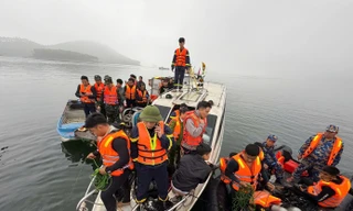 Lực lượng thợ lặn tìm kiếm nạn nhân mất tích