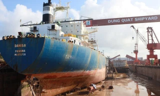 Tàu đang được sửa chữa tại Nhà máy đóng tàu Dung Quất