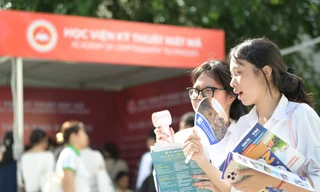 Thí sinh tìm hiểu thông tin tuyển sinh hằng năm Ảnh: DƯƠNG TRIỀU