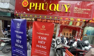 Cửa hàng treo biển tạm hết sản phẩm vàng tích trữ và bạc thỏi, bạc miếng
