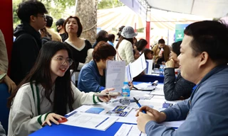 Thí sinh tìm hiểu thông tin tuyển sinh năm 2025 Ảnh: NHƯ Ý