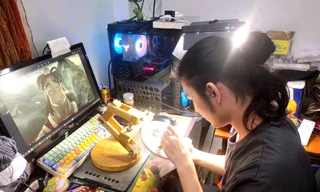 Anh Nguyễn Nhật Khiêm tỉ mỉ thêu tranh