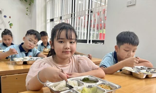 Học sinh Trường tiểu học Kim Liên (Hà Nội) ăn bữa trưa ngày 9/9ảnh: Hà Linh