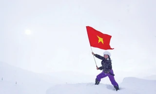 Chị Phạm Ngọc Phượng giương cao lá cờ Tổ quốc tại Bắc cực