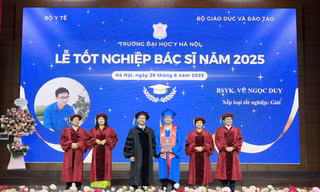 Vũ Ngọc Duy (người thứ ba từ phải sang) nhận bằng tốt nghiệp từ ban giám hiệu Trường Đại học Y Hà Nội Ảnh: NVCC