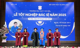 Vũ Ngọc Duy (người thứ ba từ phải sang) nhận bằng tốt nghiệp từ ban giám hiệu Trường Đại học Y Hà Nội Ảnh: NVCC