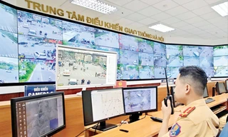 Cán bộ trực tại Trung tâm điều khiển giao thông Hà Nội Ảnh: Thanh Hà 