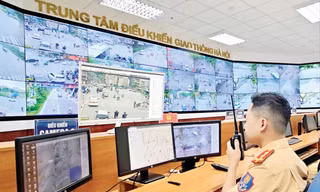 Cán bộ trực tại Trung tâm điều khiển giao thông Hà Nội Ảnh: Thanh Hà 