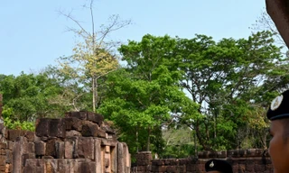 Một binh sĩ Thái Lan và một binh sĩ Campuchia đứng gác gần đền Khmer cổ tại biên giới Ảnh: Getty Images