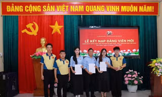 Uyễn Nhi và Hoàng Hào được kết nạp đảng tại đảo Thổ Chu trong những ngày tình nguyện hè tại đây