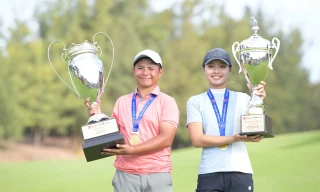 Khoảnh khắc Nguyễn Tuấn Anh và Lê Chúc An nâng cao Cup Vô địch Quốc gia